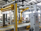 通過(guò)式覆頂膜機(jī)+搖臂纏繞機(jī)